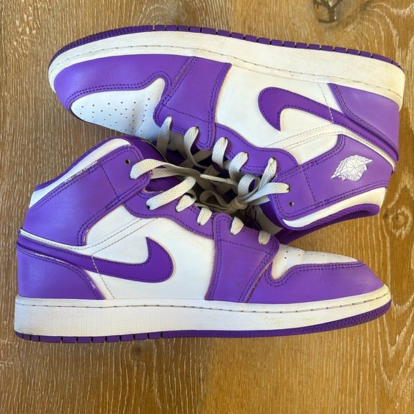 Nike Air Jordan 1 Mid Purple Venom Size 7Y - Picture 4 of 10